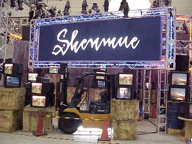 The booth for Shenmue at Tokyo Game Show Autumn 1999. It consists of a forklift surrounded by telvisions playing footage of Shenmue.