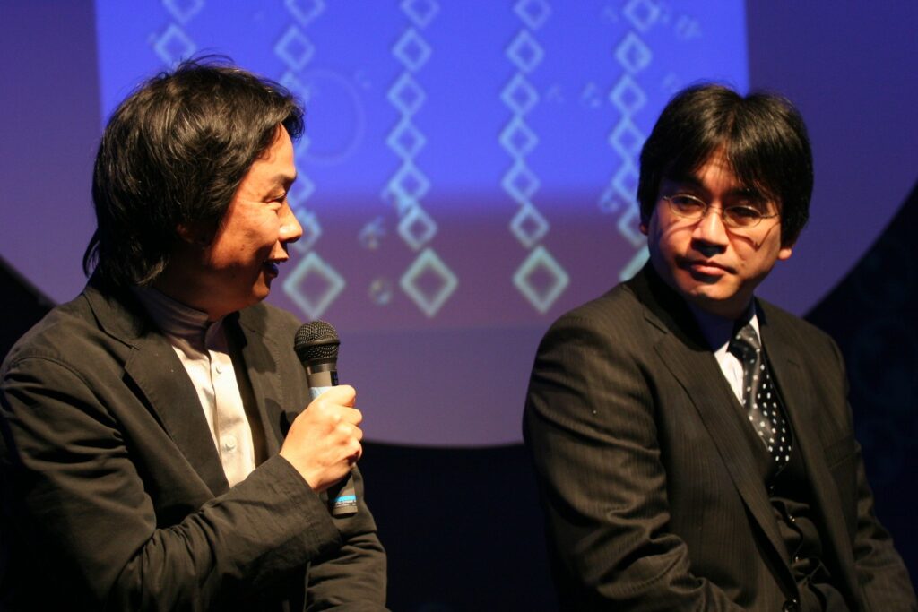 Shigeru Miyamoto speaking with Satoru Iwata.